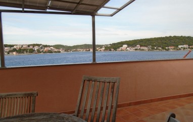 House in Tisno with Five Apartments TP42