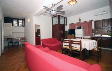 House in the center of Tisno TP73