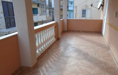 House in Tisno with Five Apartments TP42