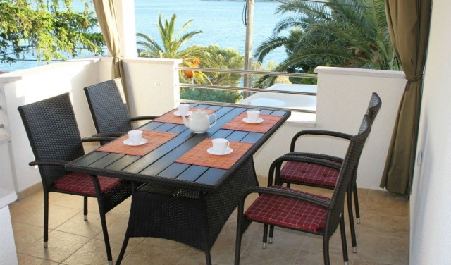 Two-Bedroom Apartment by the Sea in Tisno (4+1) TP012B